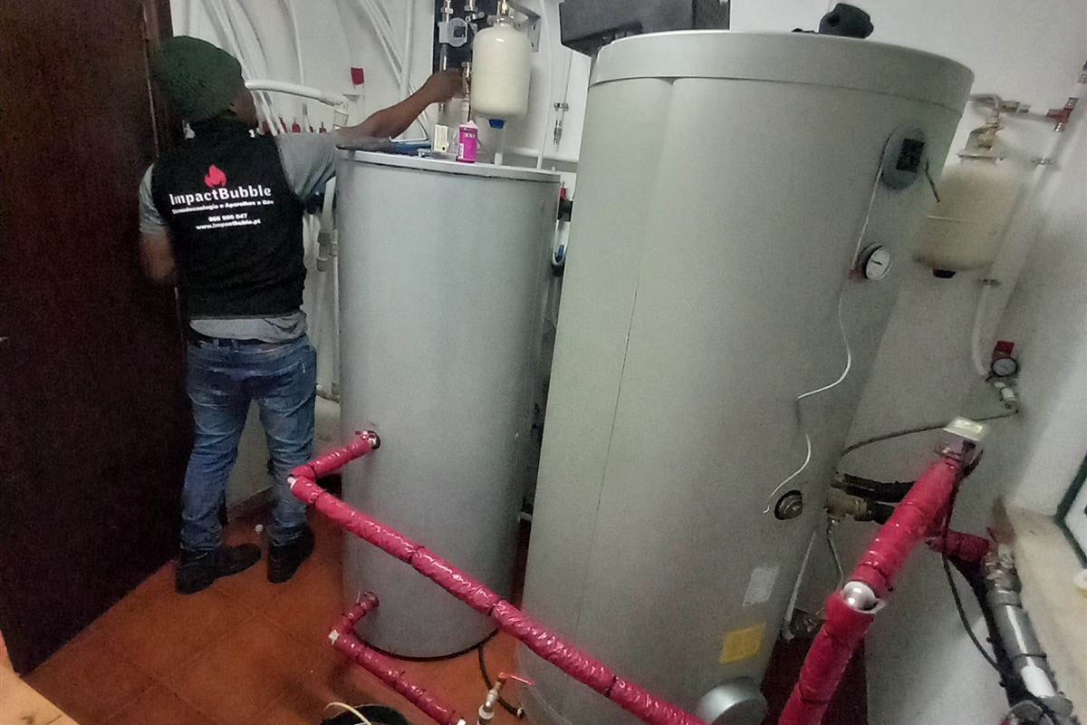 Bomba de calor e depósitos técnicos instalados