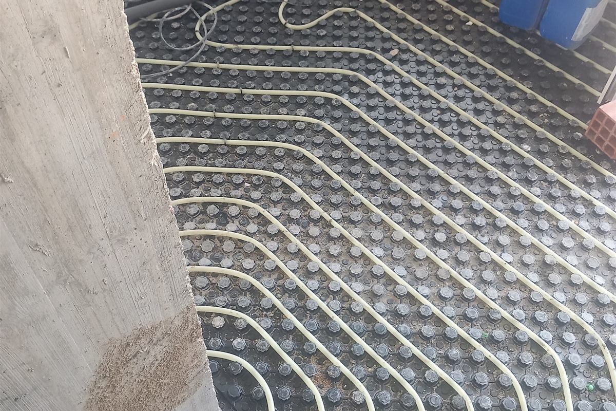 Piso radiante em obra com tubagem distribuída