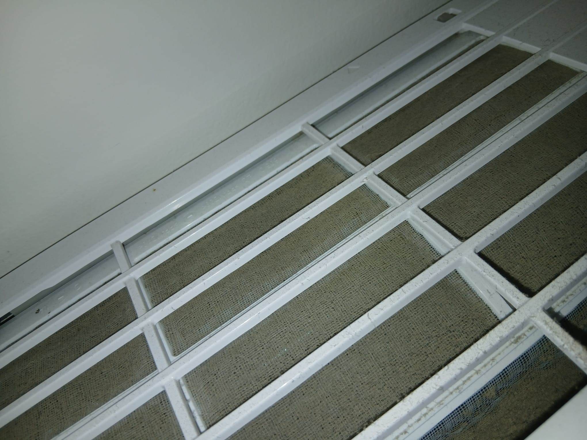 Filtros de ar condicionado antes da limpeza