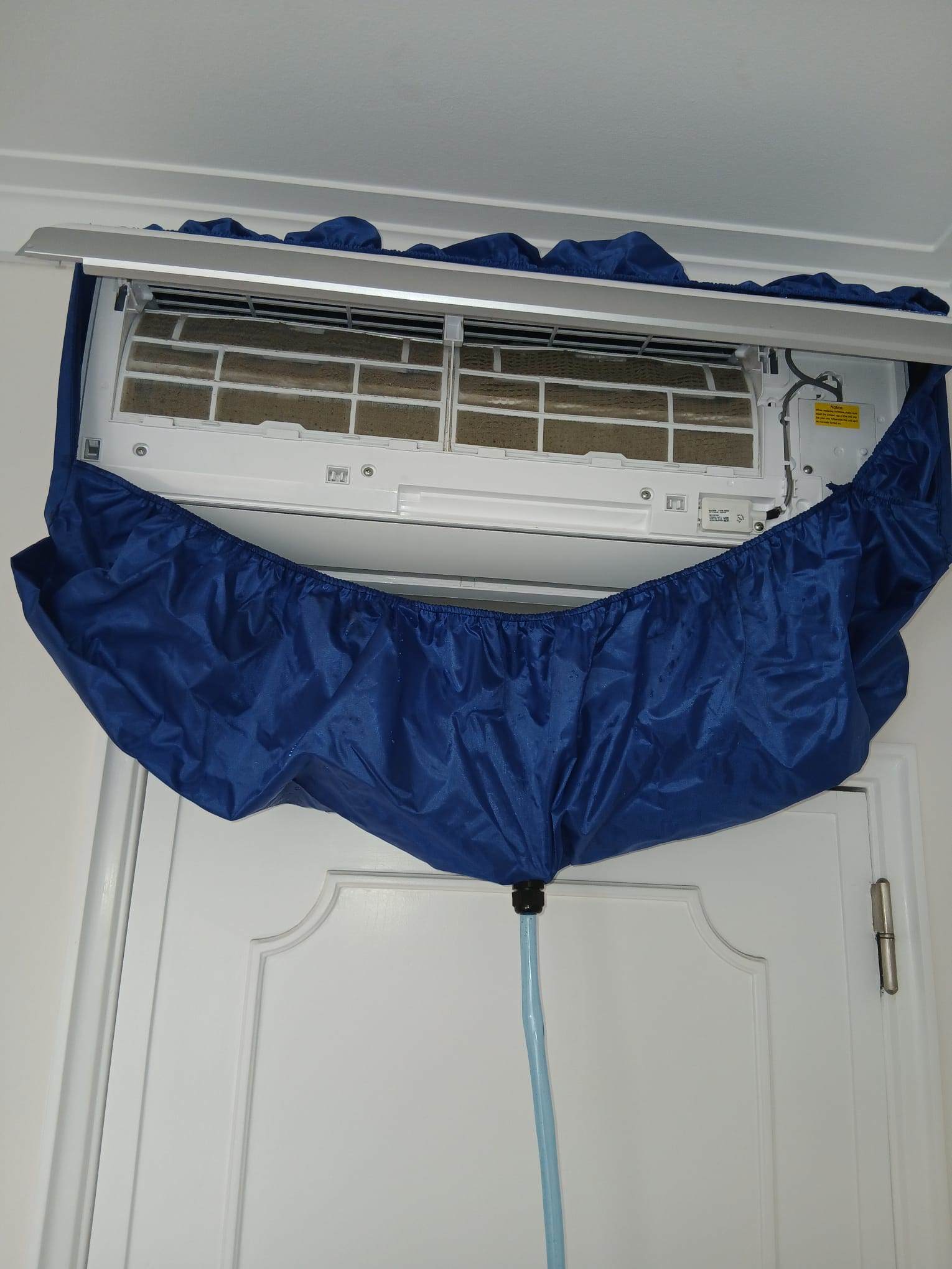 Lavagem interior de ar condicionado com saco de proteção