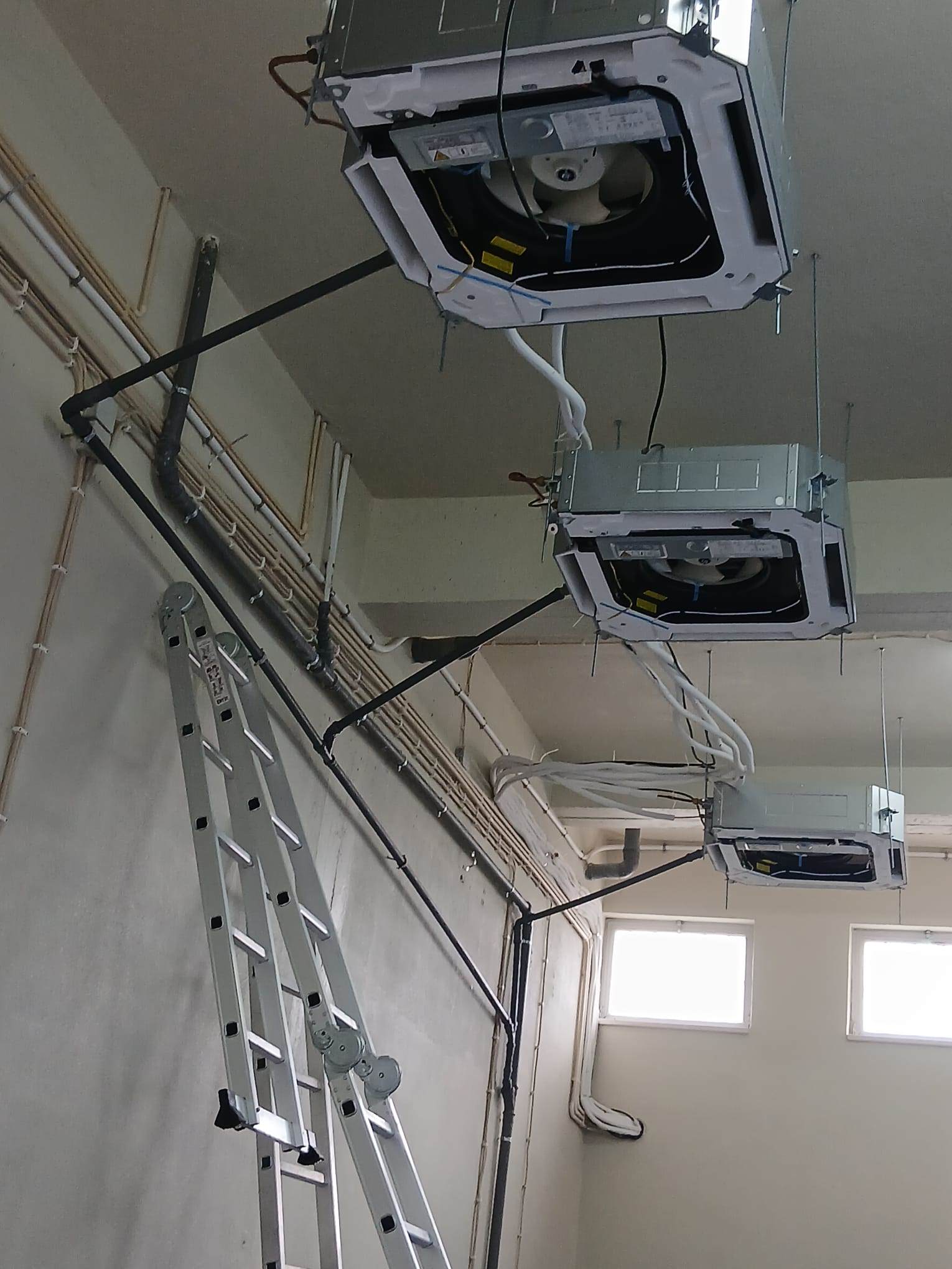 Ar condicionado cassete em execução em Peniche