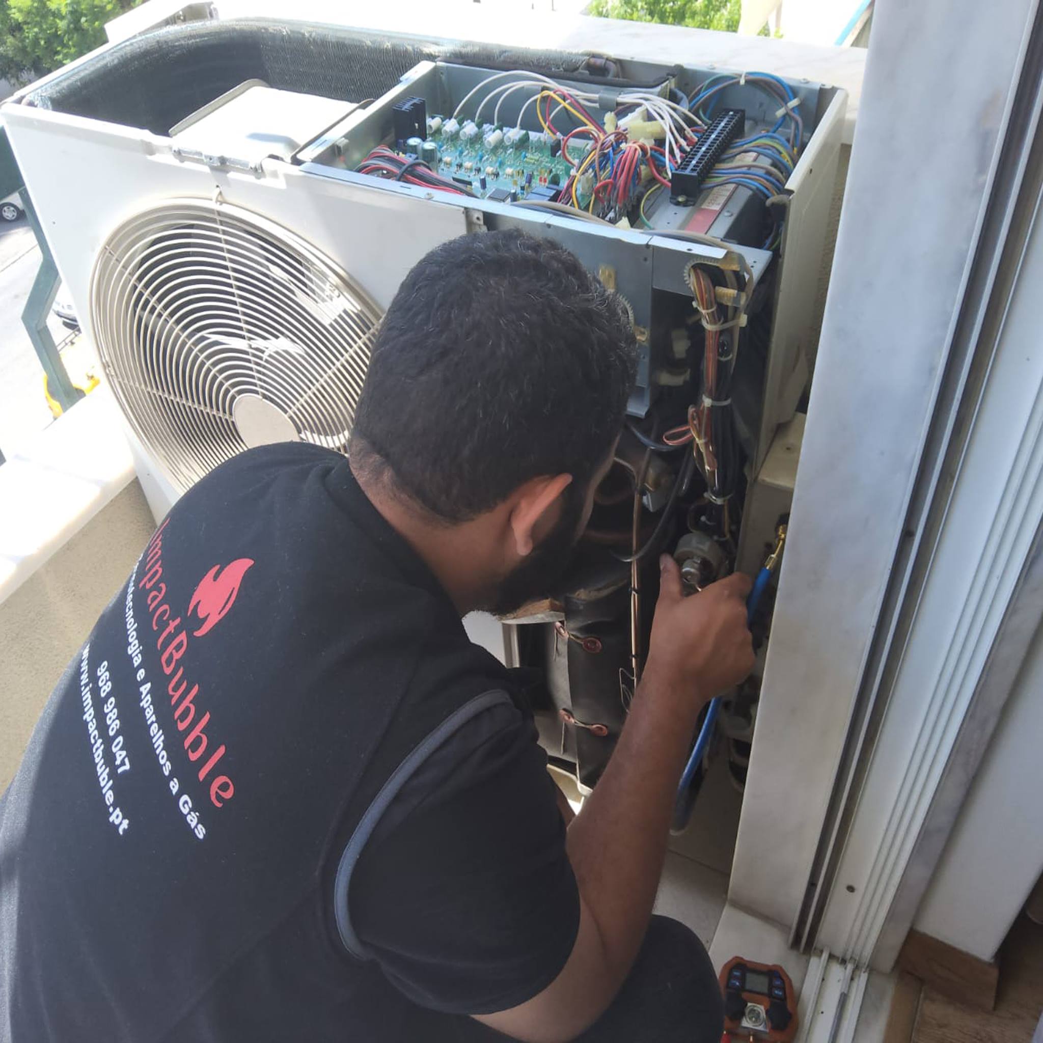 Assistência técnica a unidade exterior de ar condicionado aberta para reparação