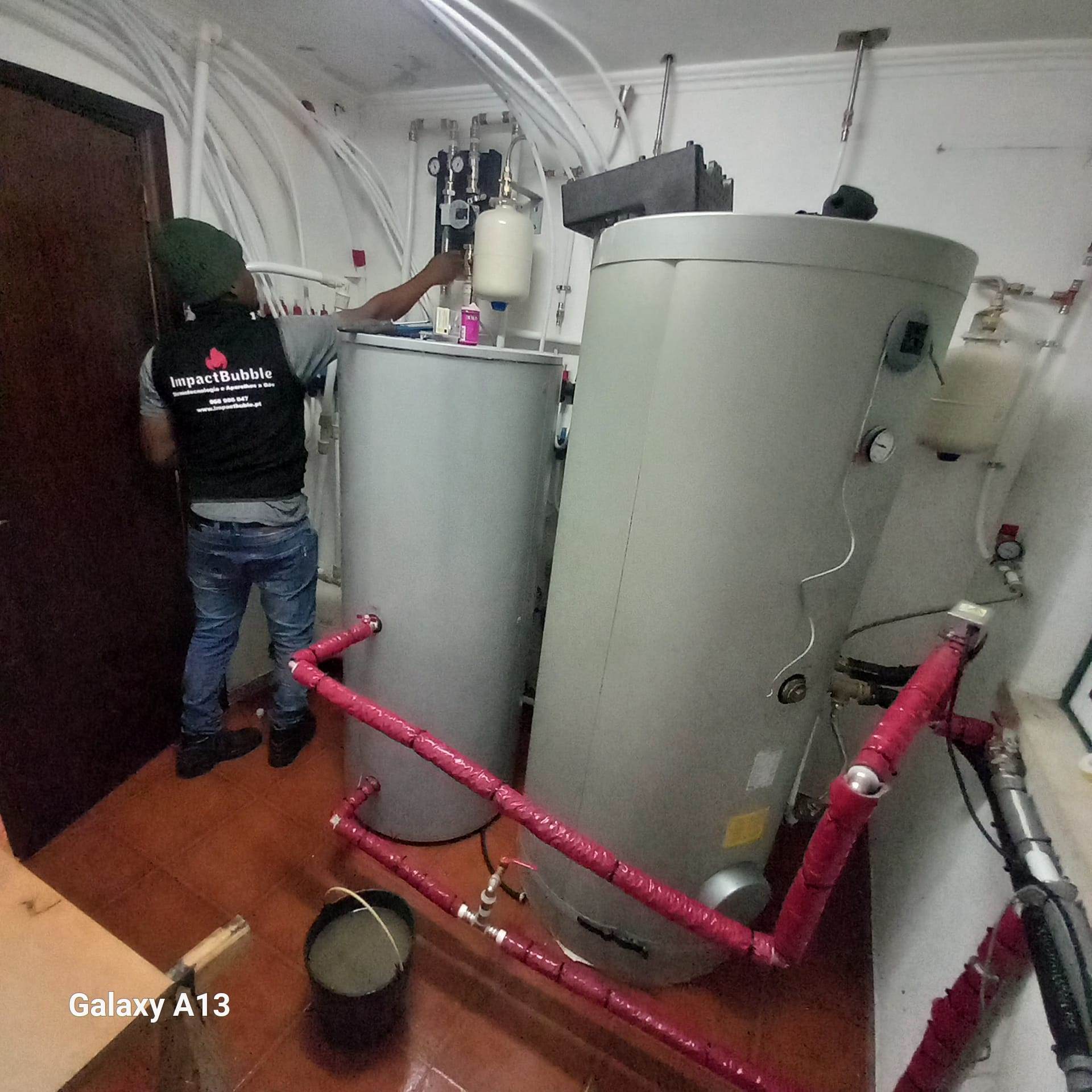 Bomba de calor com depósito de AQS e depósito de inércia em execução