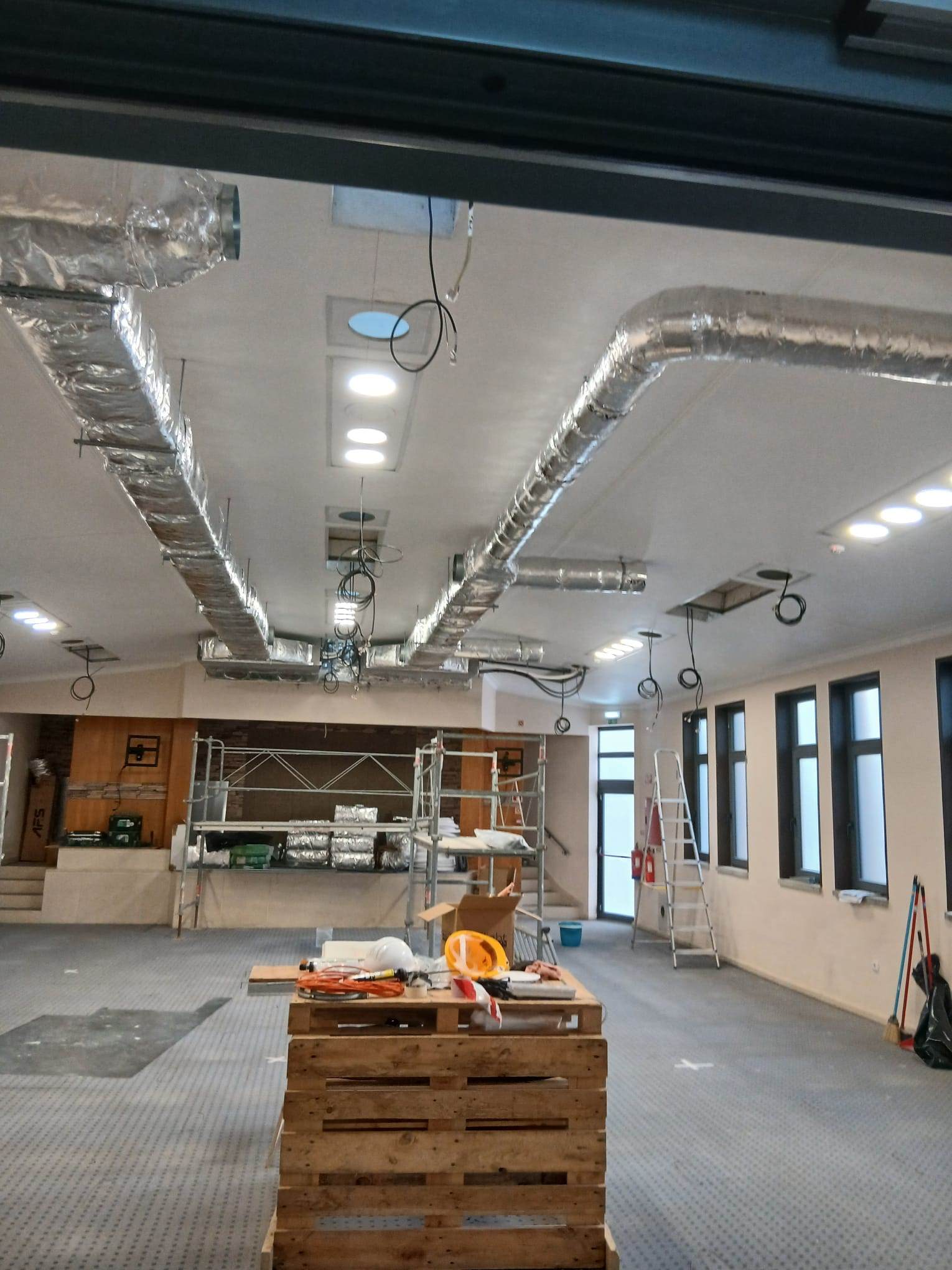 Condutas isoladas ligadas a sistema de ar condicionado