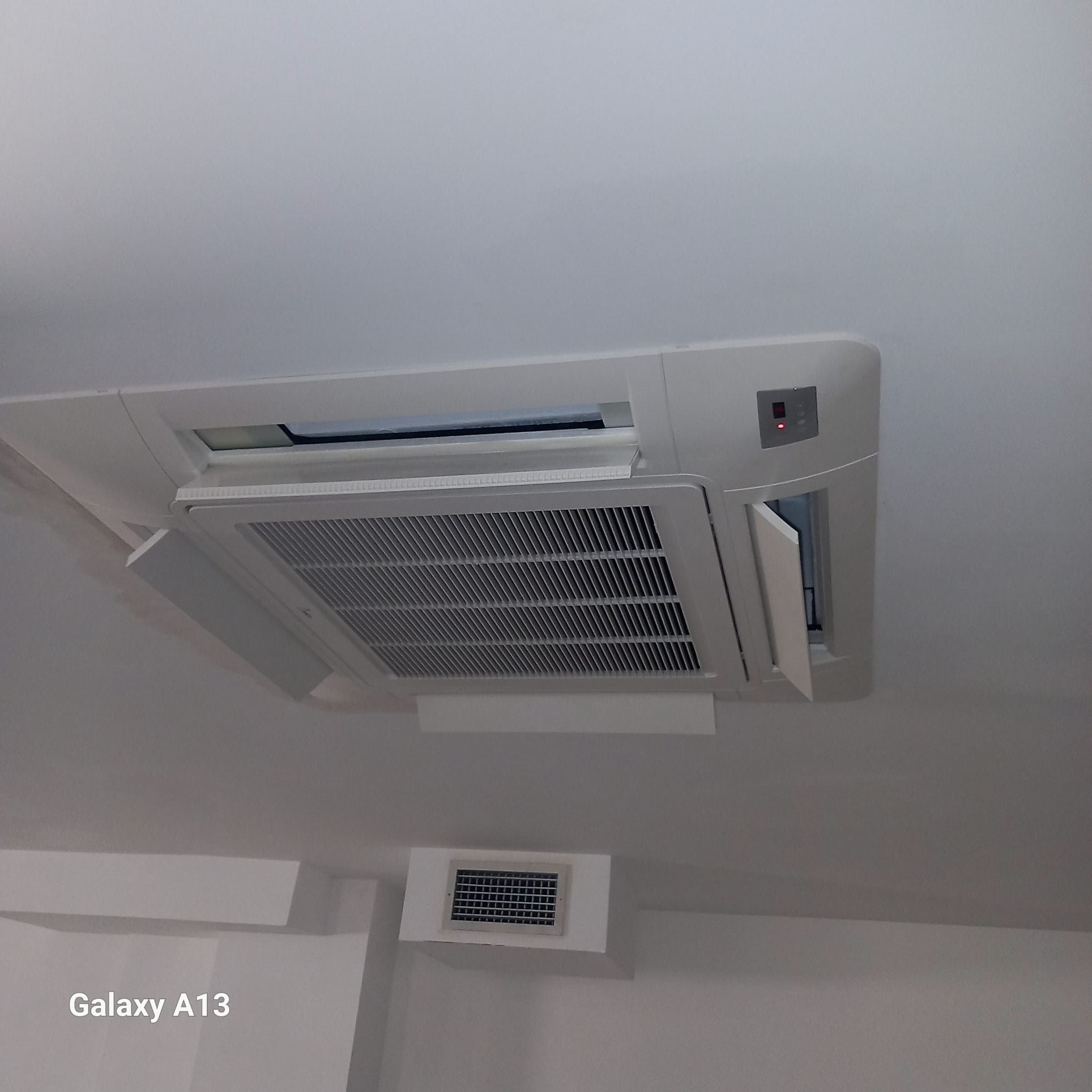 Ar condicionado cassete instalado no teto