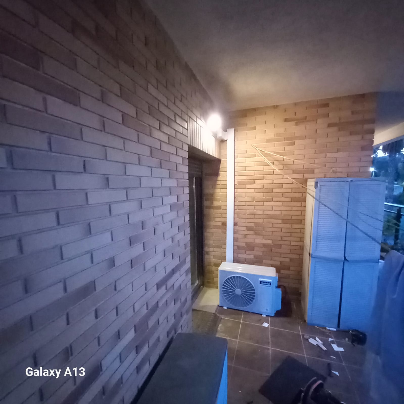 Unidade exterior de ar condicionado instalada com acabamento em calha